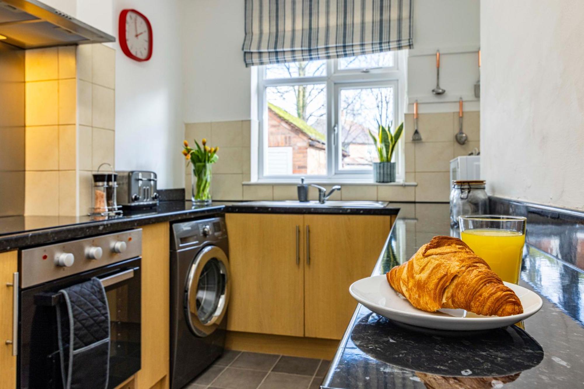Lovely 4Bdr Home- Off Street Parking Sleeps 7 Nottingham Eksteriør billede